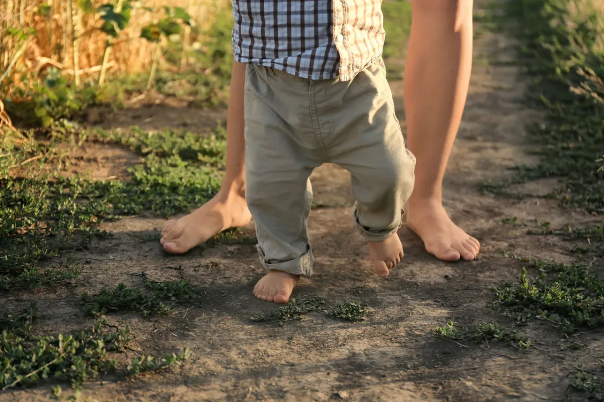 صورة لبداية المشي عند الأطفال