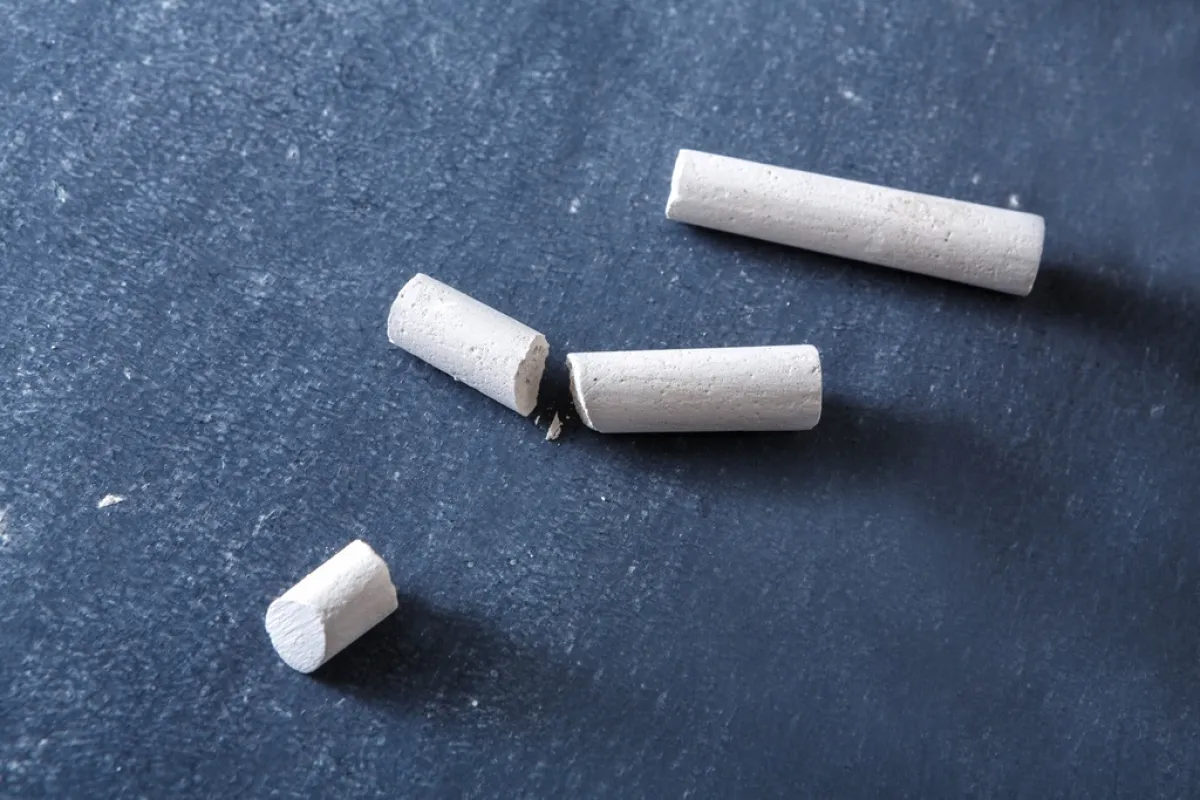 الطباشير البيض المسحوقة لإزالة بقع الزيت من الملابس الجينز