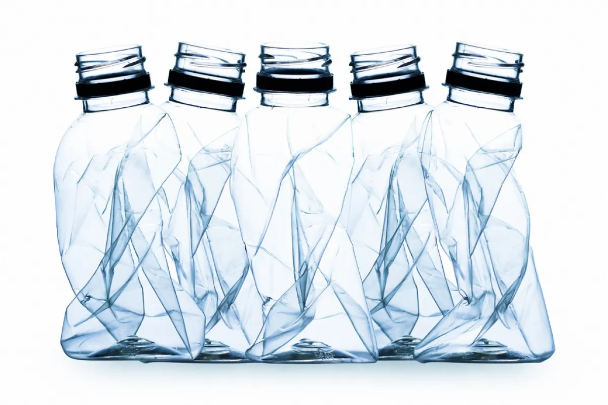 لا ترموا علب الماء البلاستيك الفارغة في سلة القمامة