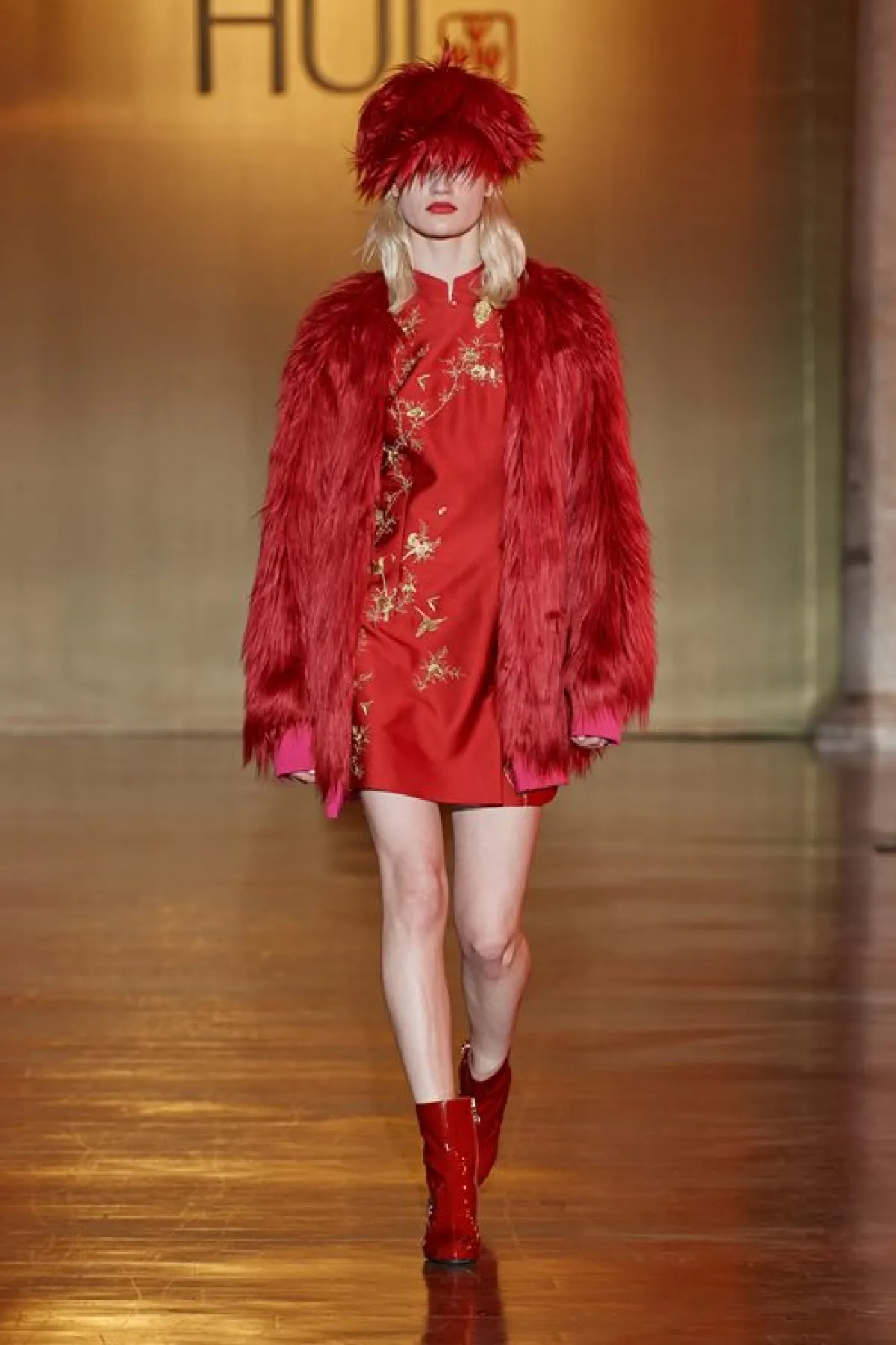 فستان أحمر قصير ليوم الحب من هوي Hui