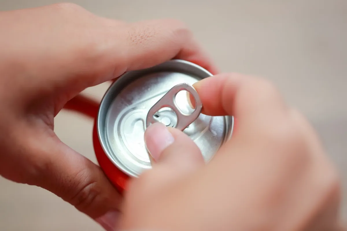 المشروبات الغازية تستخدم في تنظيف المنزل 