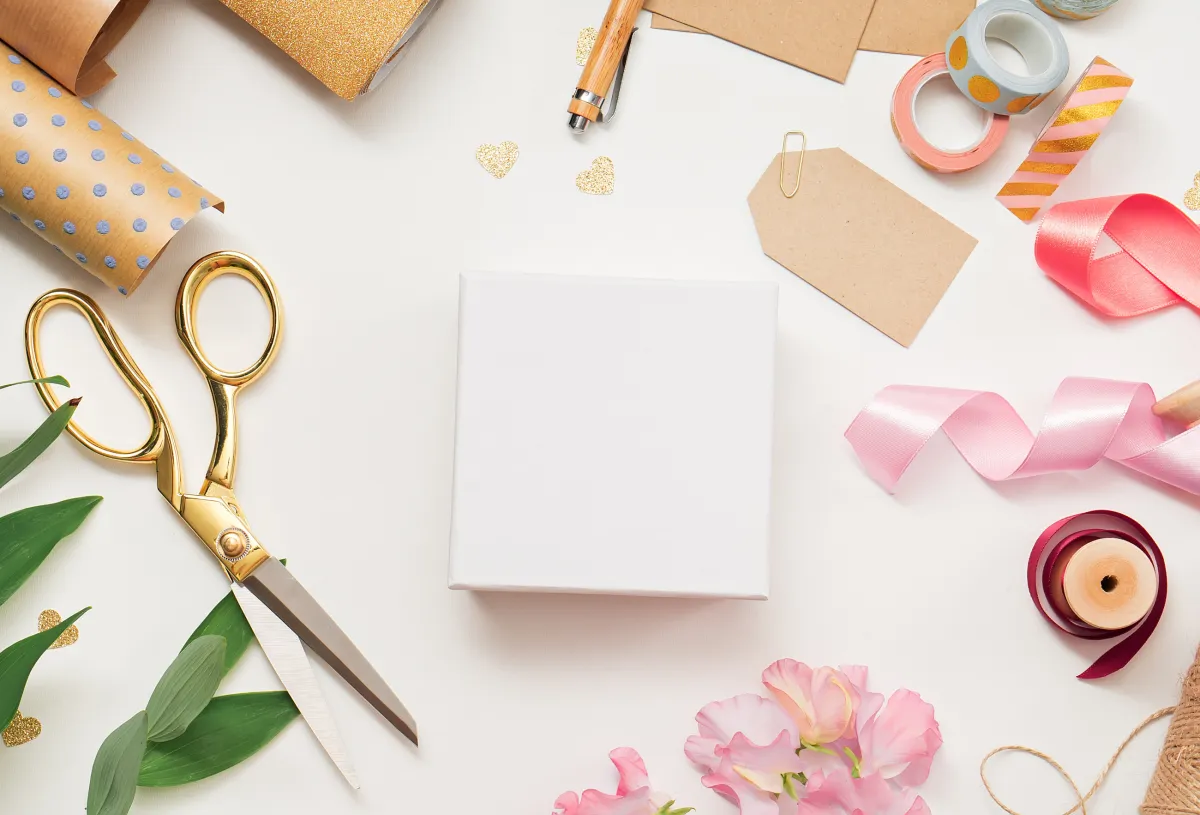 خطوات سهلة لتغليف الهدايا في المنزل