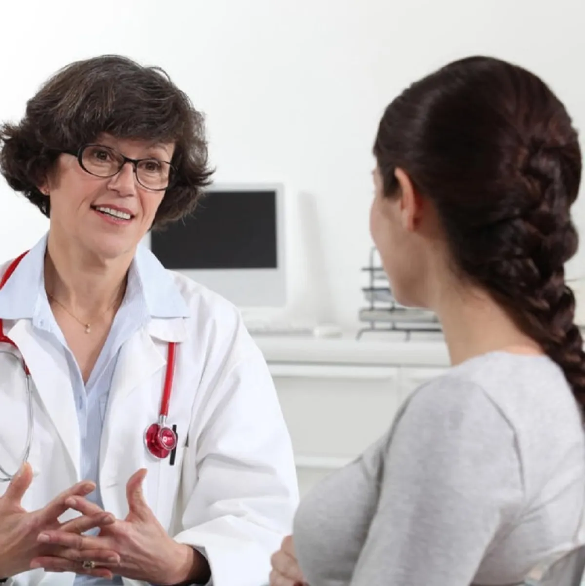 صورة لحامل وطبيبة