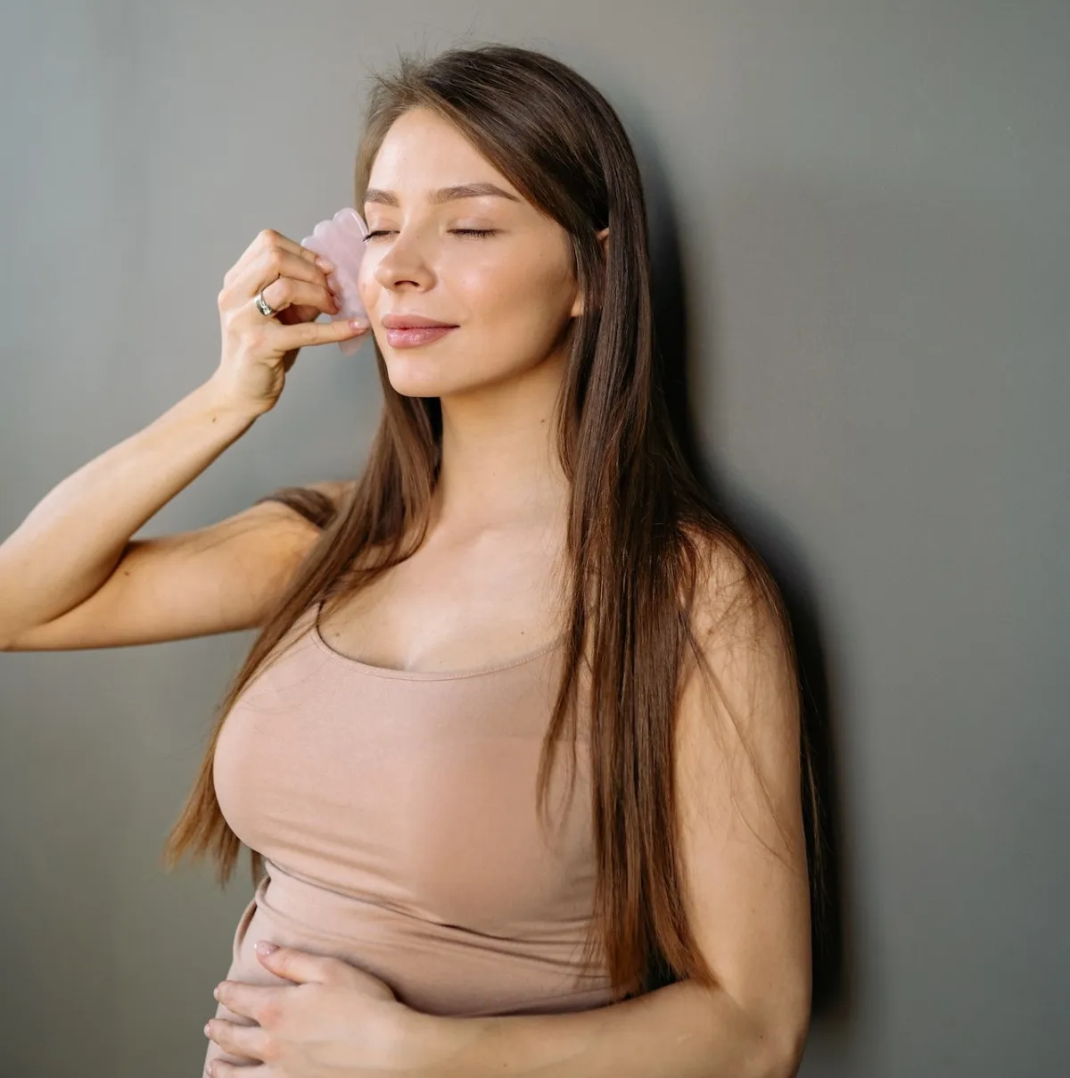 صورة لحامل تعتني ببشرتها