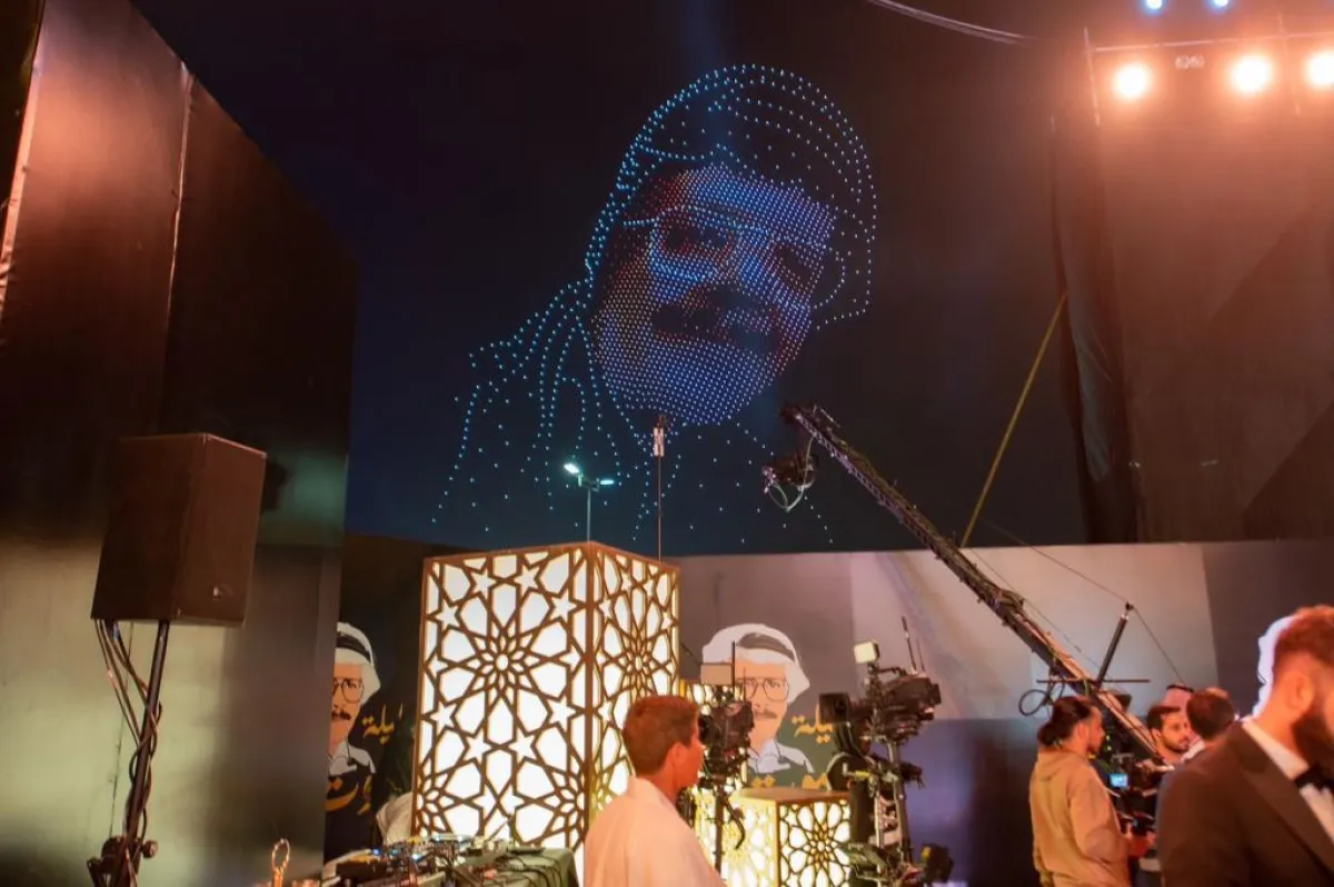 الراحل طلال مداح بطائرات الدرون - الصورة من حساب تقويم الرياض على تويتر