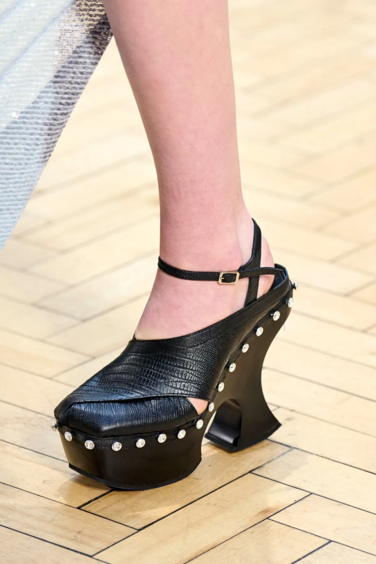 حذاء جلد باللون الأسود من  ارلينغتون 16 16Arlington