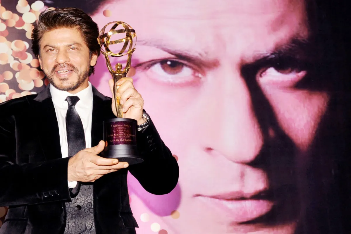 Indian Bollywood actor Shah Rukha Khan poses for a photograph with a National Yash Chopra Memorial Award in Mumbai on late February 25, 2017. STR / AFP