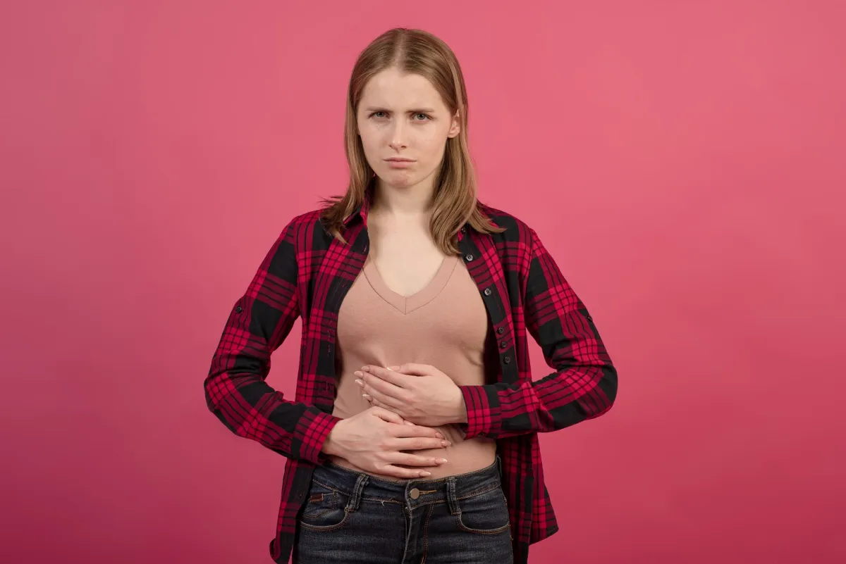 أسباب اصوات البطن المحرجة عديدة (المصدر: Adobe.Stock)