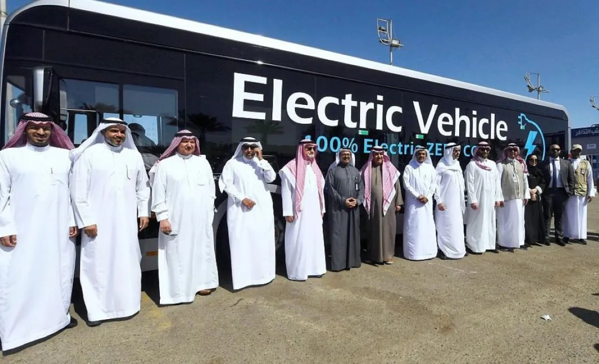تدشين أول حافلة نقل عام كهربائية في السعودية.. تسير 300 كيلو في الشحنة الواحدة