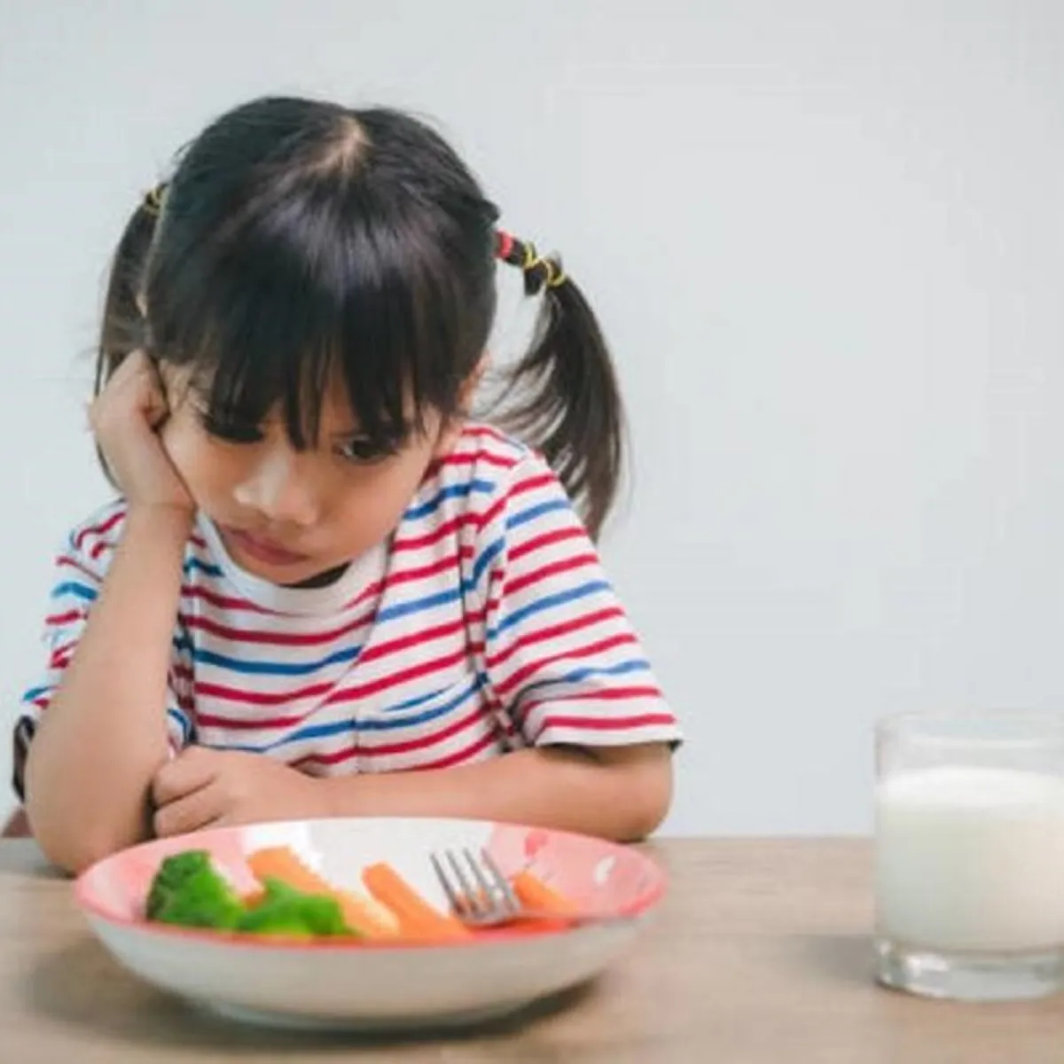 صورة لطفلة ترفض الطعام