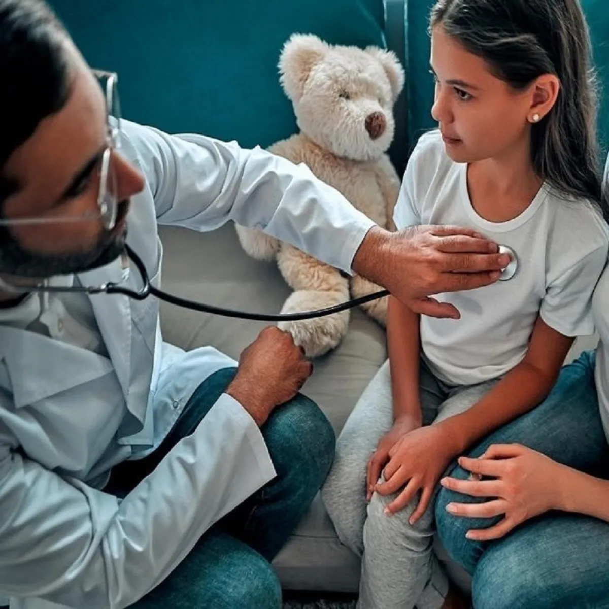 صورة لطبيب وطفلة مريضة