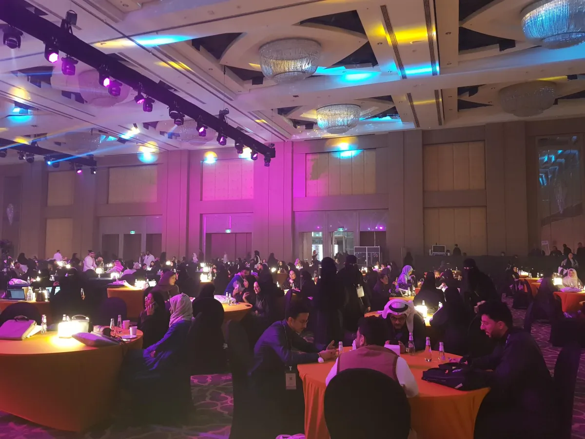 المشاركون خلال مرحلة التواصل وتشكيل الفرق