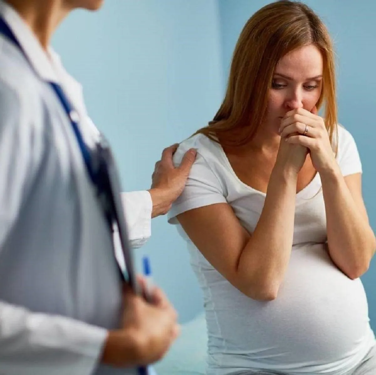 صورة لحامل تأخذ مشورة طبية