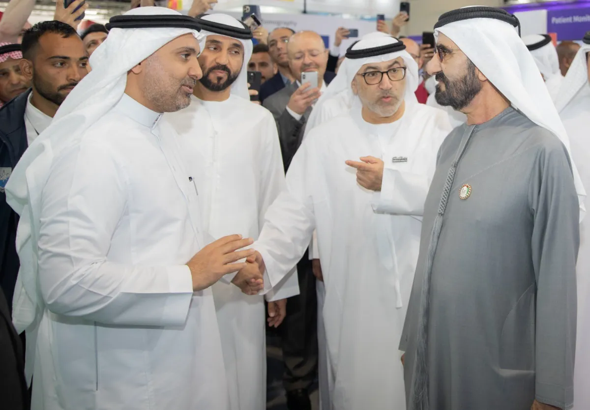 فهد الجلاجل في معرض الصحة العربي بجانب الشيخ محمد بن راشد - الصورة من حسابه الشخصي على تويتر