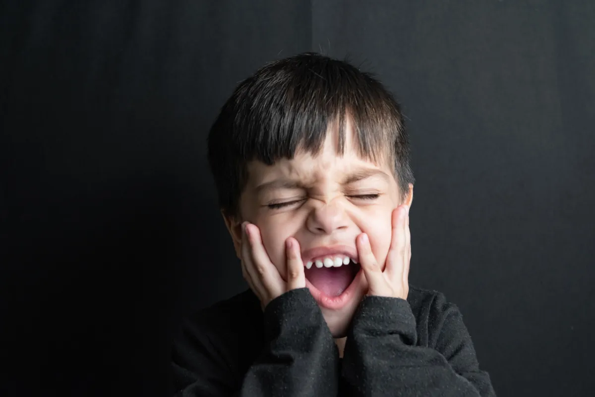صورة لطفل يتالم من أسنانه