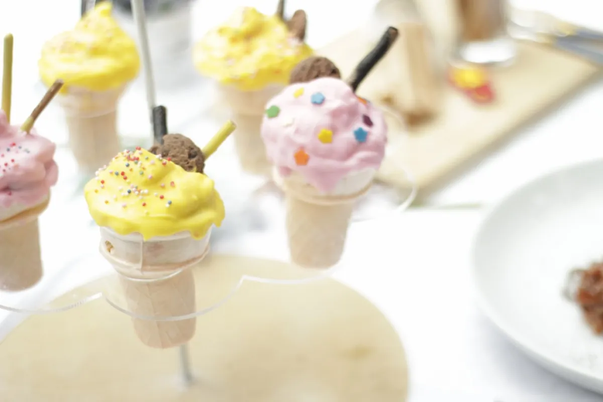 قد يشتمل "بوفيه" حفل الزفاف، على مأكولات غير شائعة، مثل: "الآيس كريم"