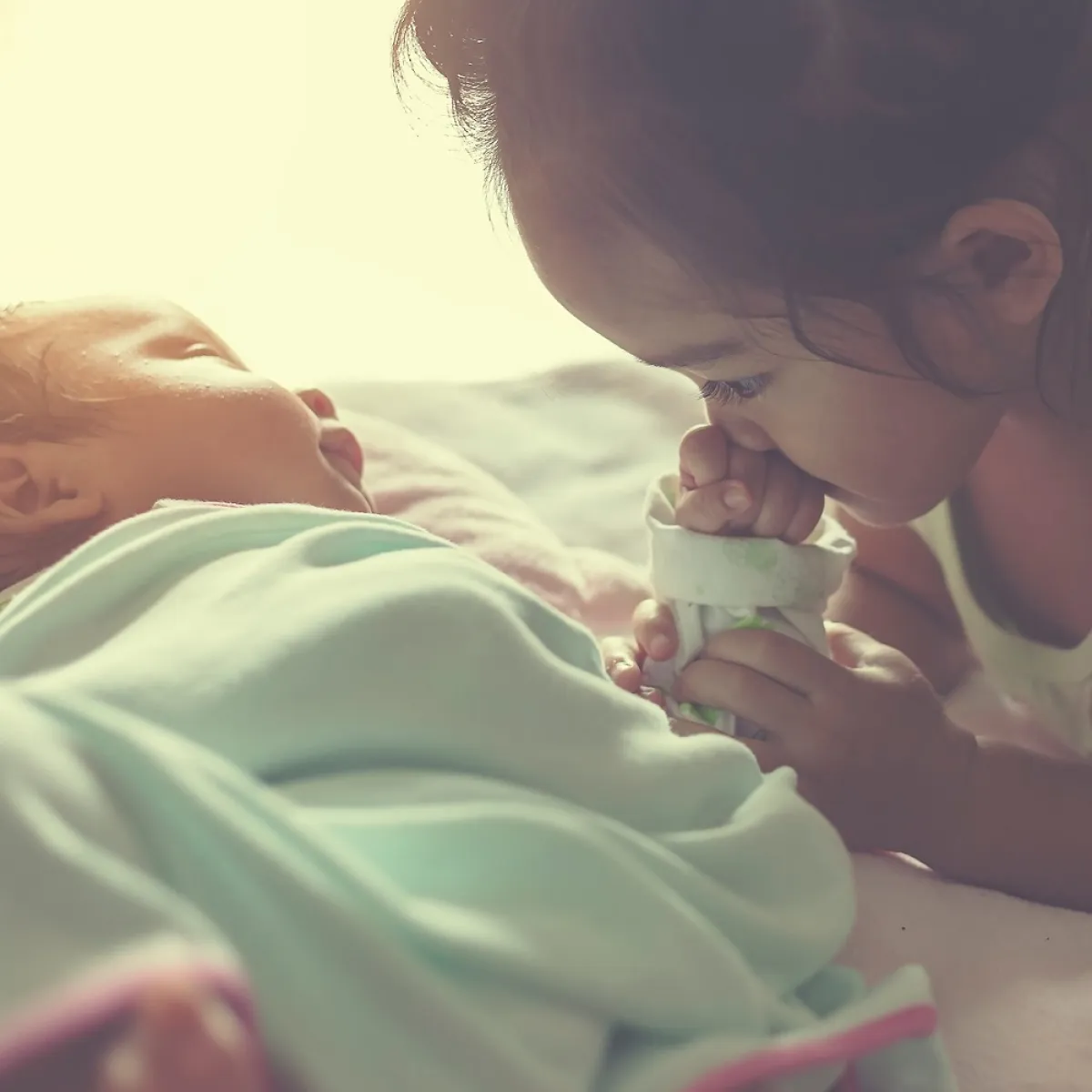 صورة لطفلة ترحب بالأخ الجديد