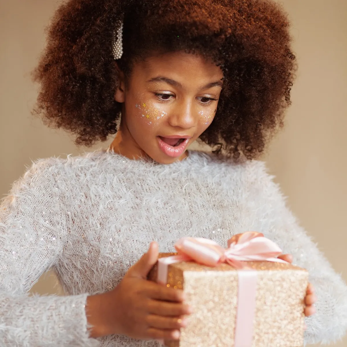 صورة لطفلة فرحة بالهدية