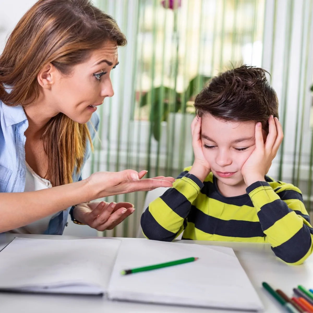 صور لأم توجه طفلها