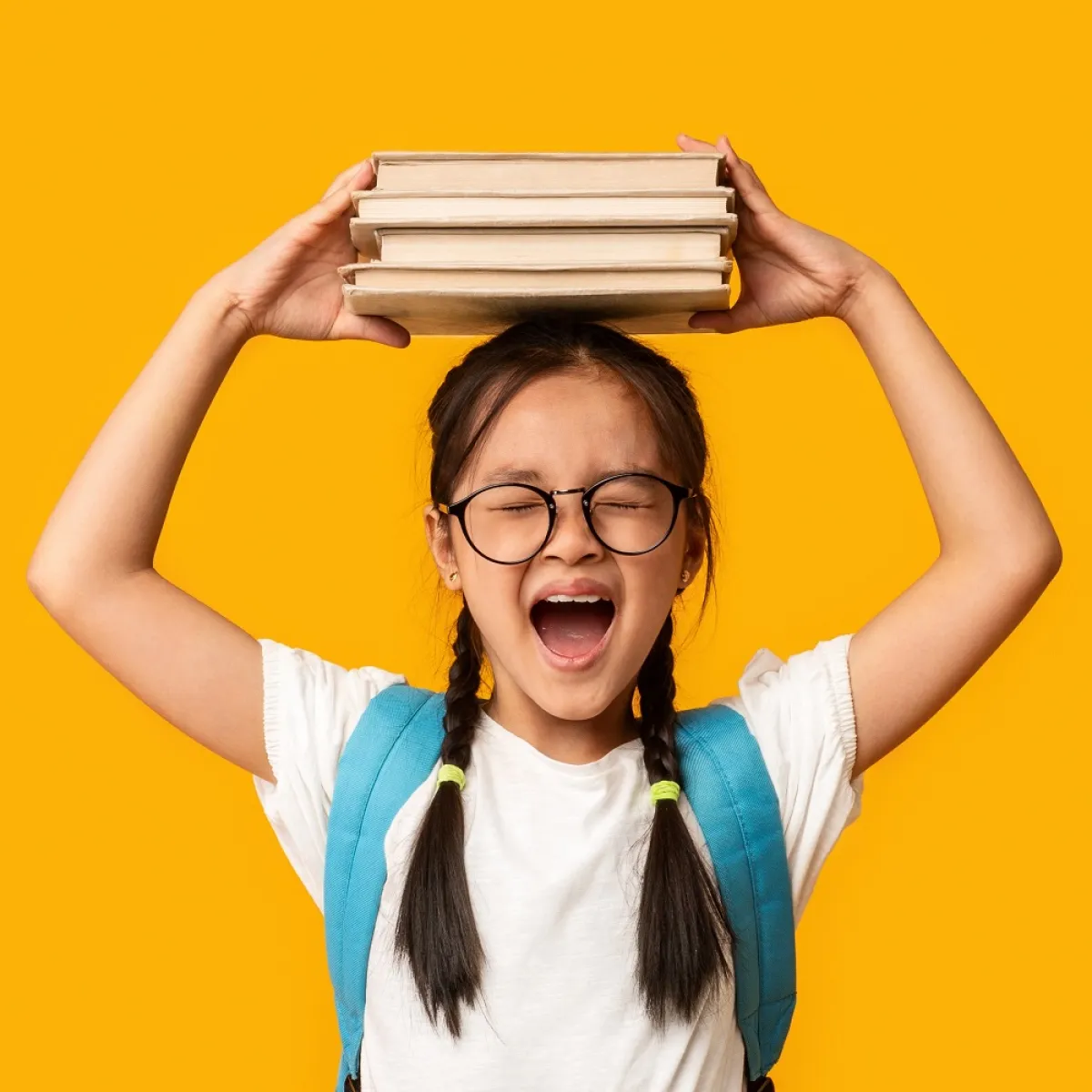 صورة لطفلة متضررة من الدراسة