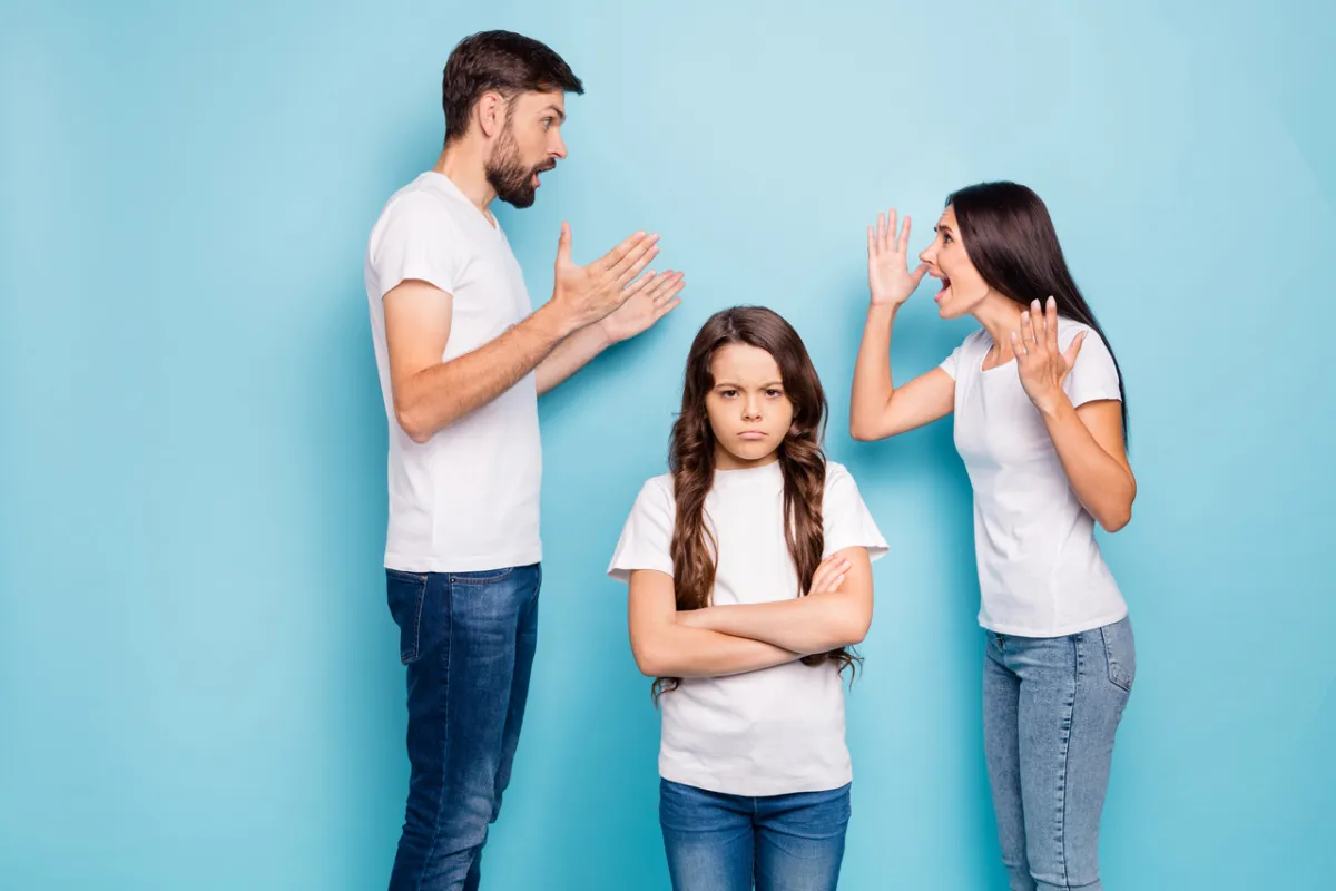 صورة لأبوين يتشاجران