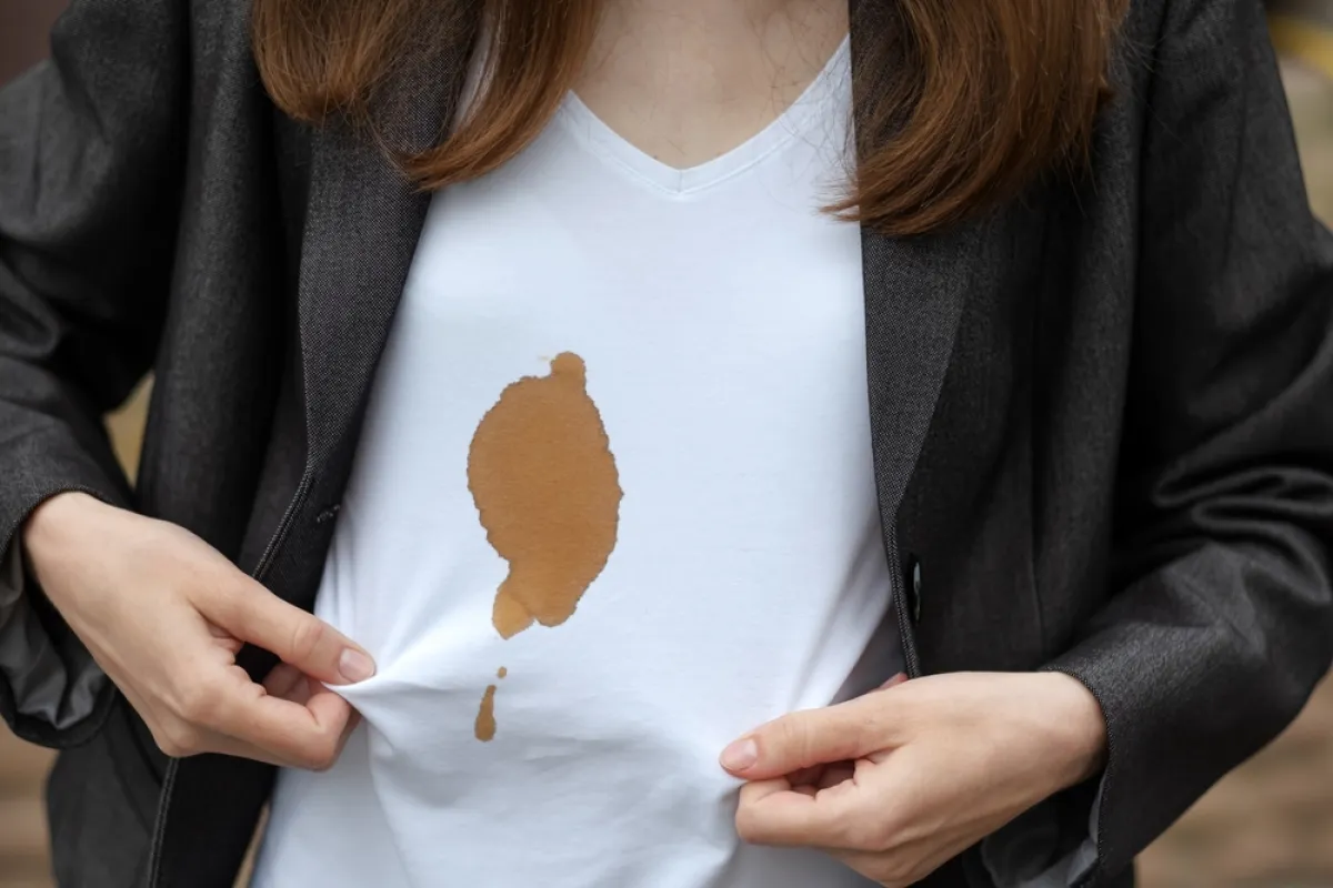 بقع القهوة تلطخ البلوزة