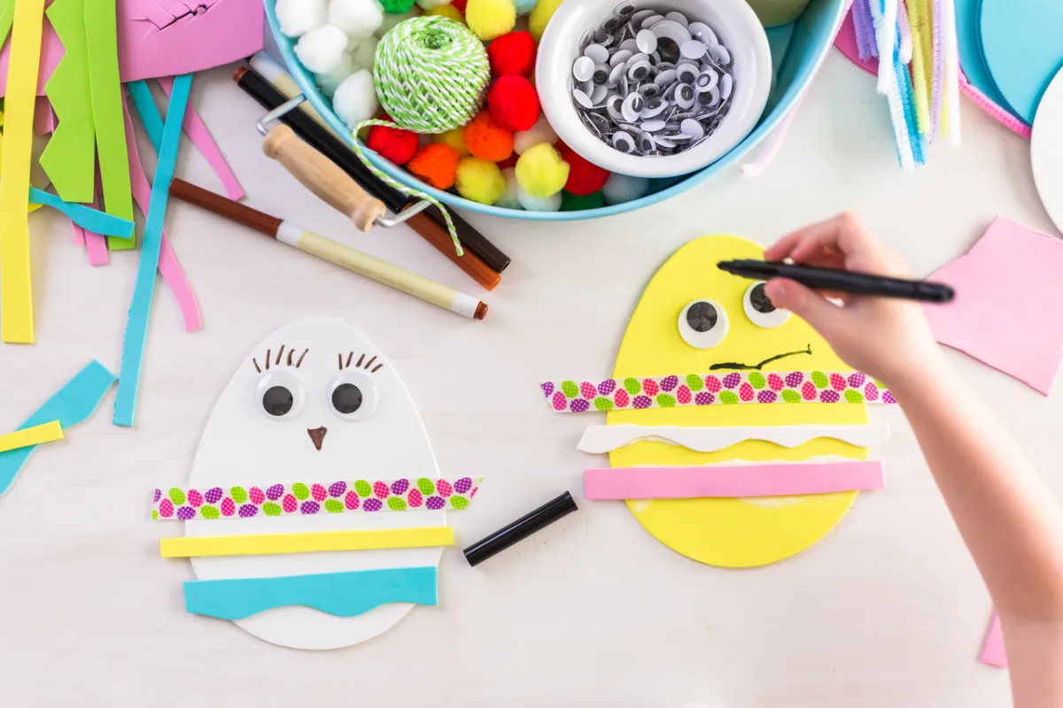 صورة لطفل أثناء الأشغال اليدوية