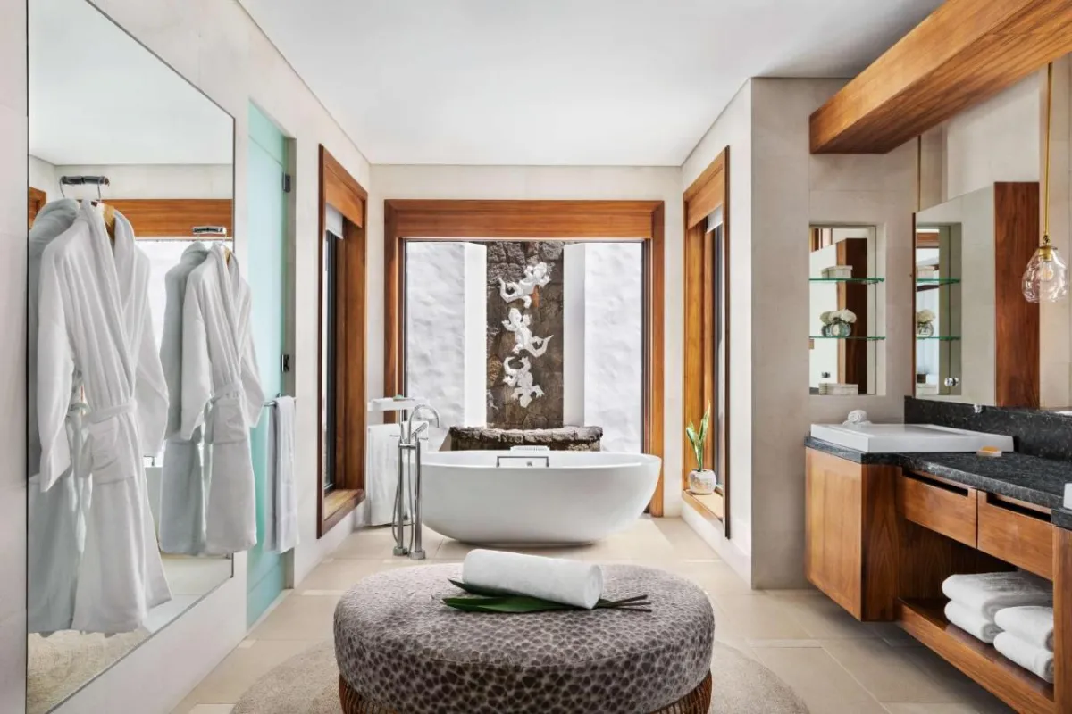 حمامات فخمة في غرف شانغريلا لو تويسروك ريزورت أند سبا