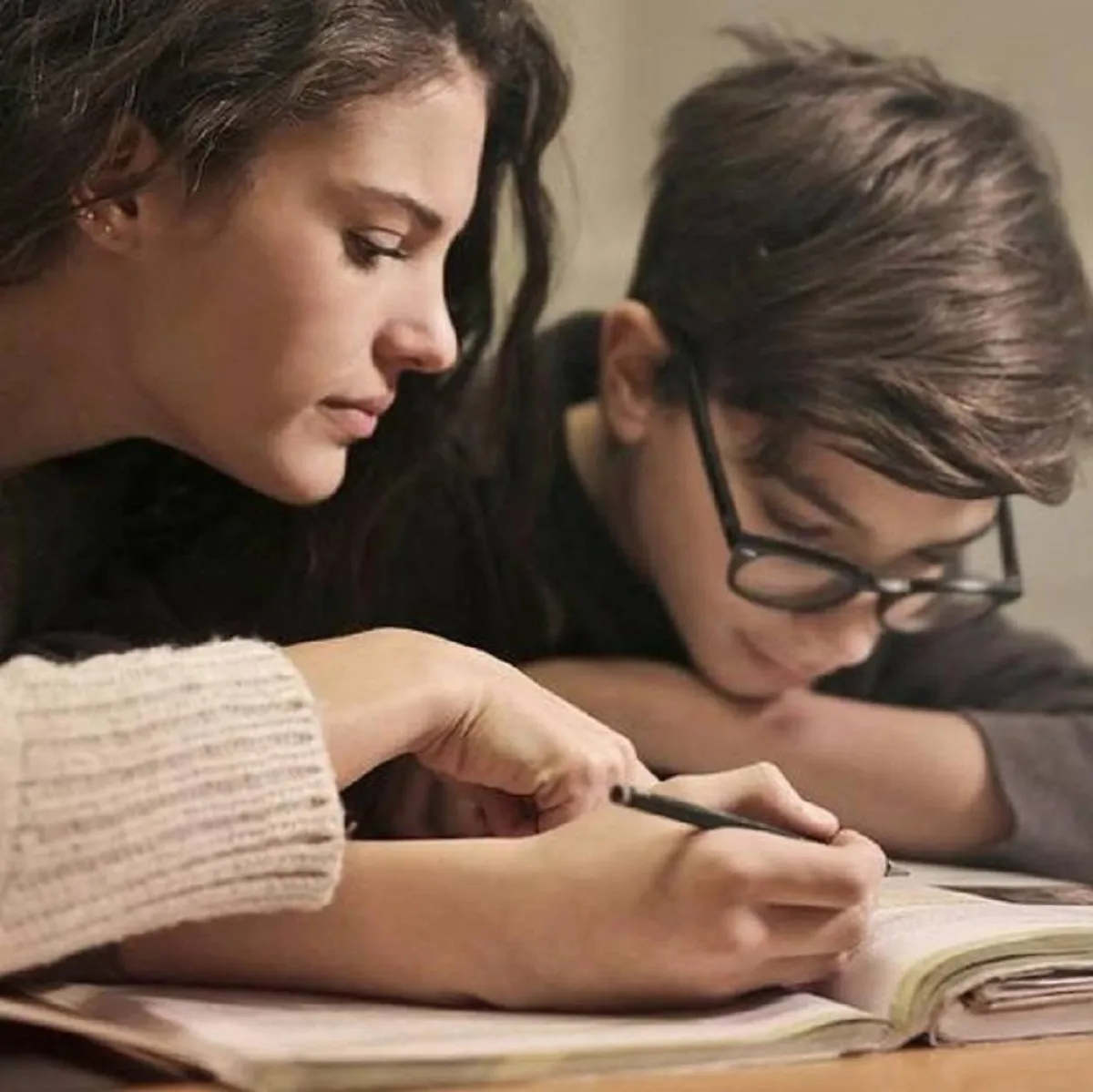 صورة لأم بجانب طفلها