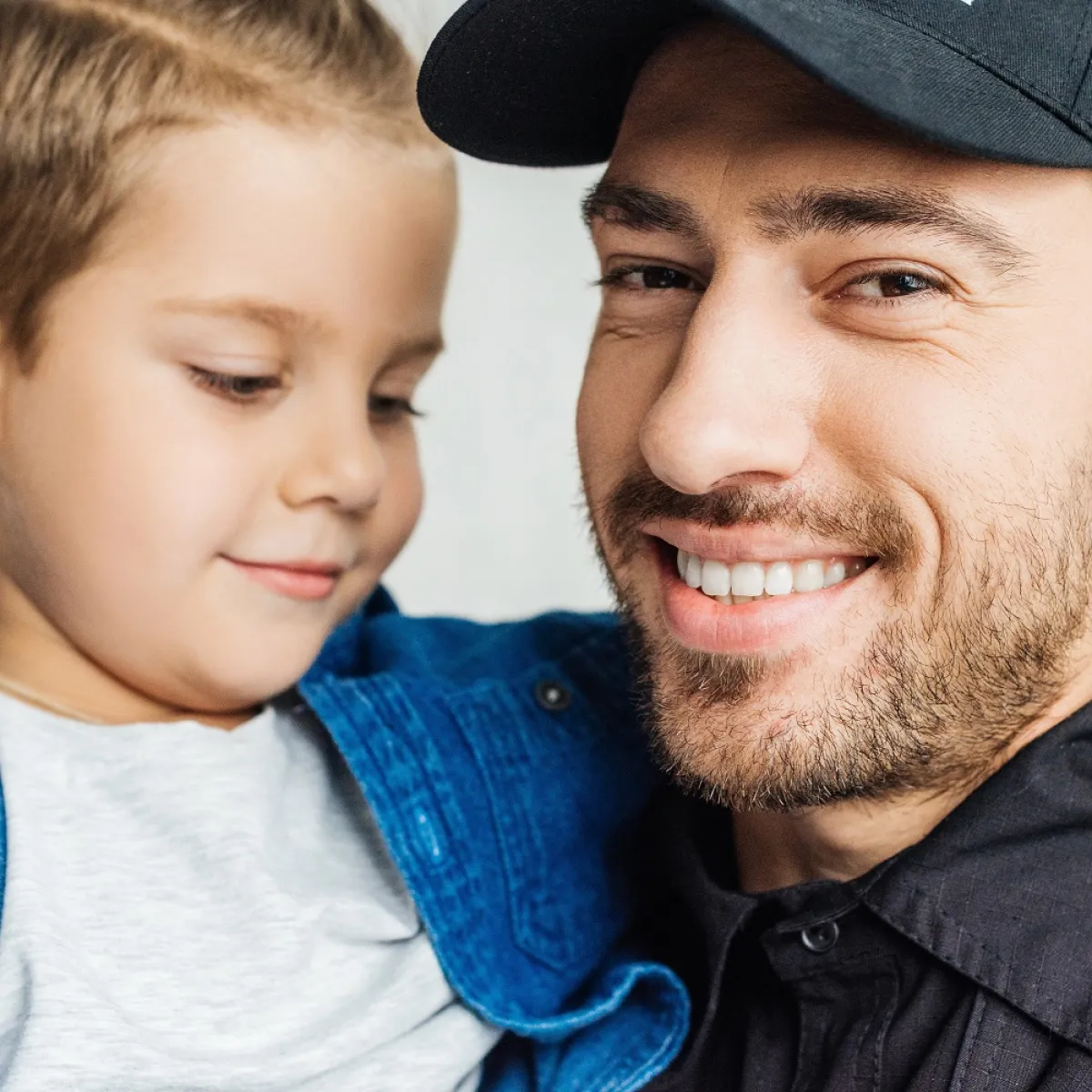 صورة لطفل سعيد بعلاقته بوالده