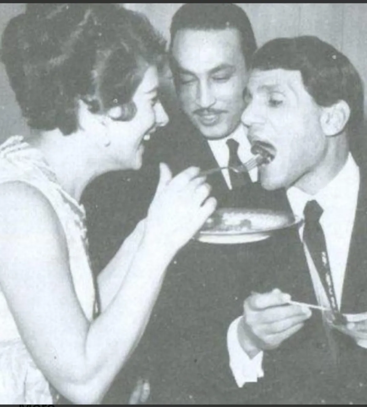 ليلى فوزي مع عبد الحليم حافظ وهي تطعمه الجاتوه في حفلة أقيمت في شقتها بليبون- الصورة من جروب فانز ليلى فوزي