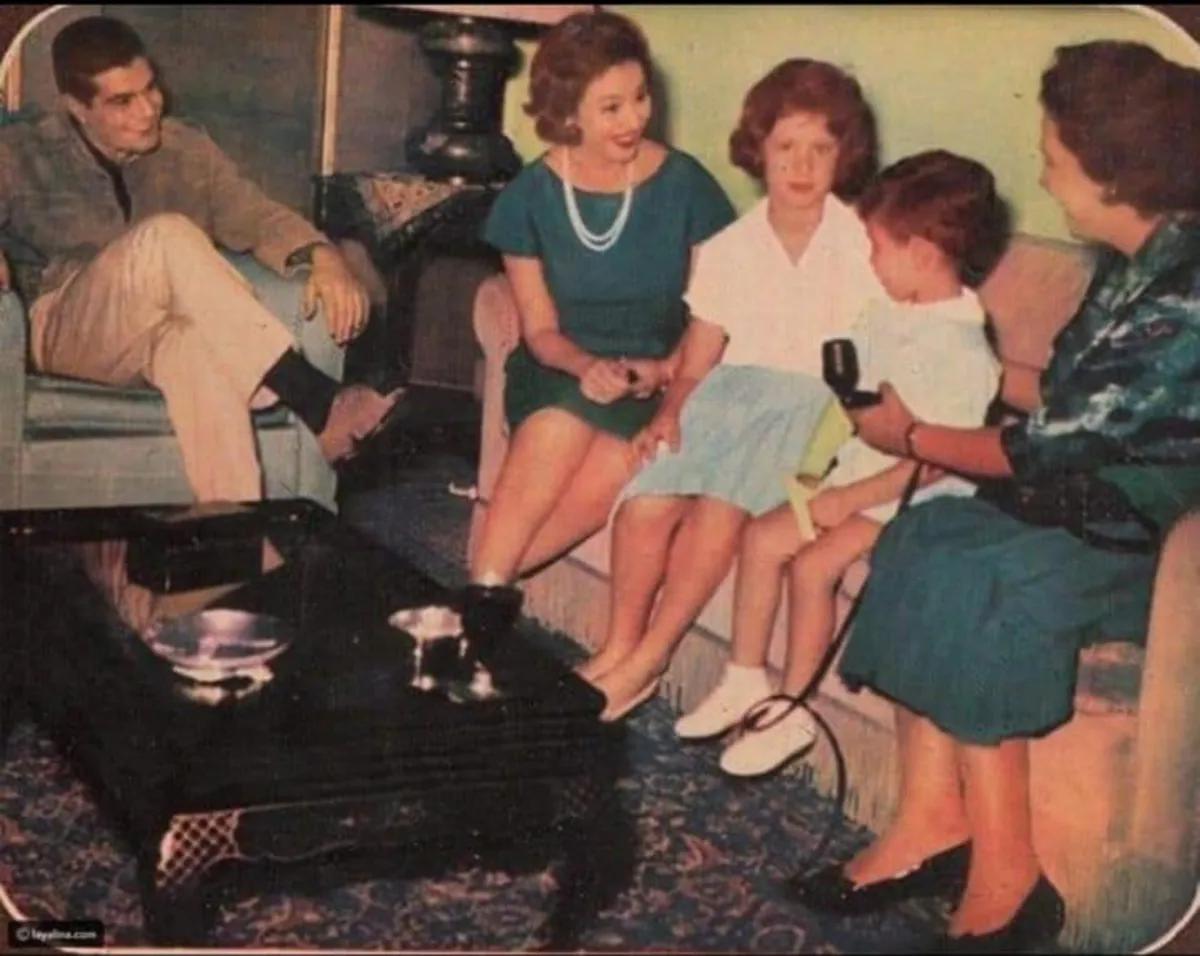 عمر الشريف وفاتن حمامة وابنهما طارق وابنتها نادية في لقاء مع الإعلامية أمال فهمي بشقة ليبون- الصورة ابنة فاتن حمامة نادية ذو الفقار