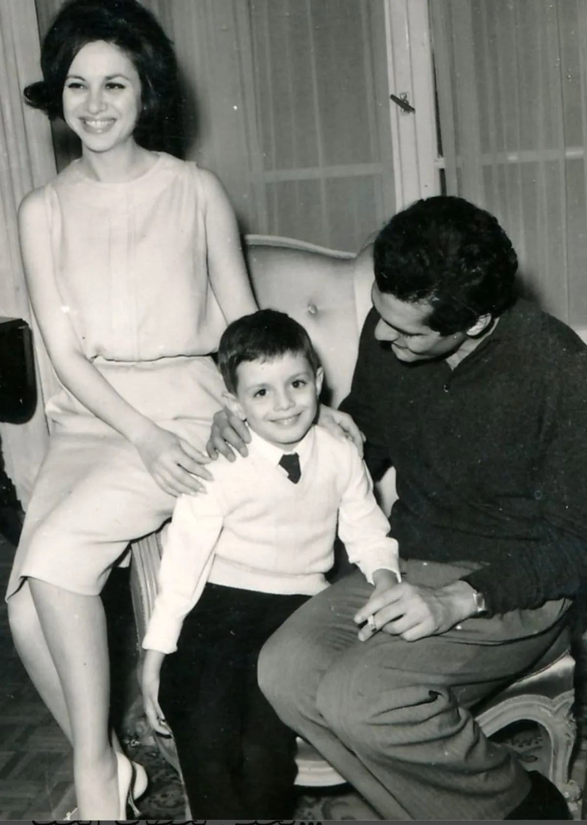 فاتن حمامة وعمر الشريف في شقة فاتن حمامة في عمارة ليبون ومعهما ابنهما طارق - الصورة من ابنة فاتن حمامة نادية ذو الفقار