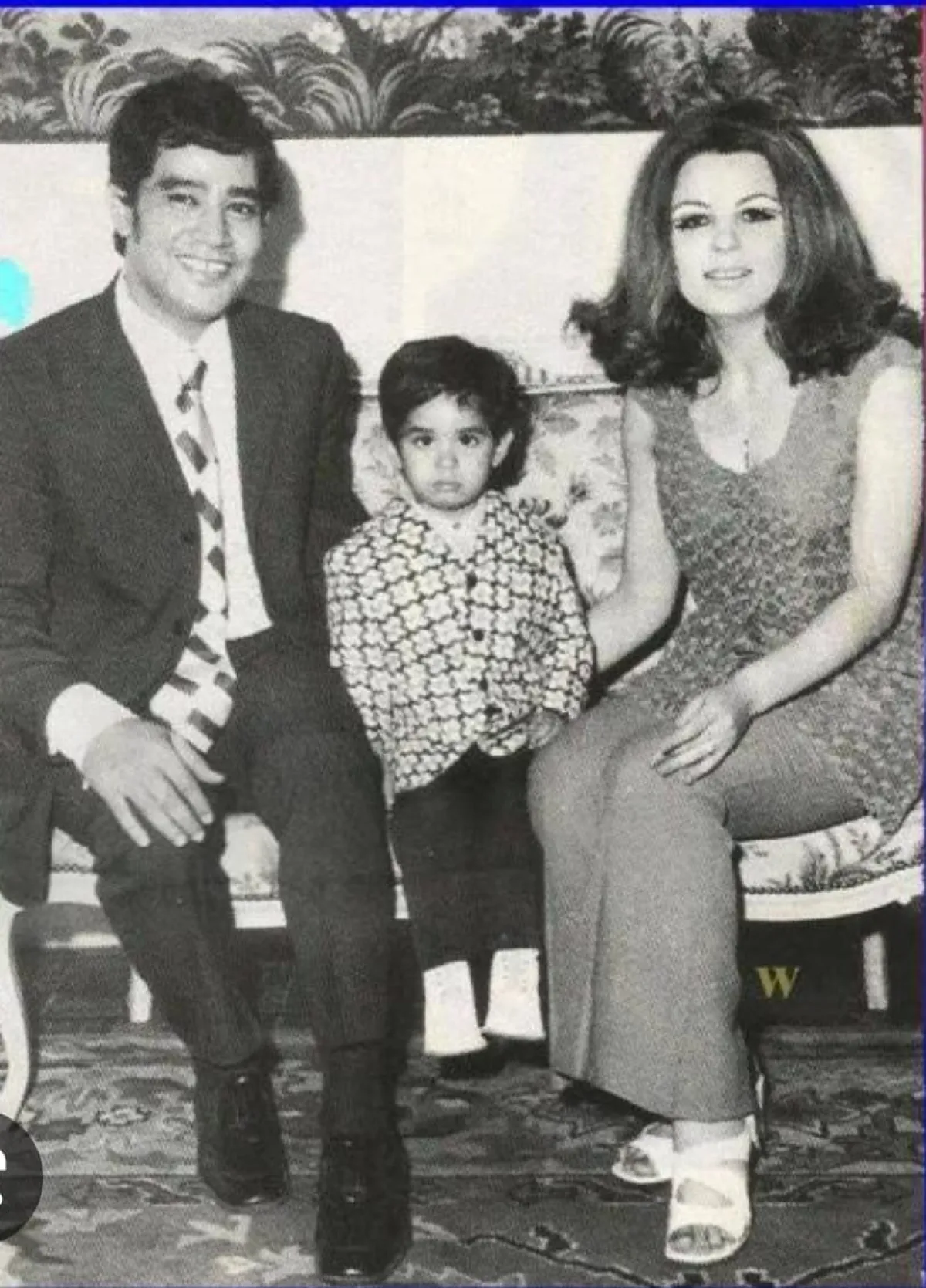 محرم فؤاد وزوجته الأولى وابنهما الوحيد طارق في شقة محرم بعمارة ليبون- الصورة طارق محرم فؤاد