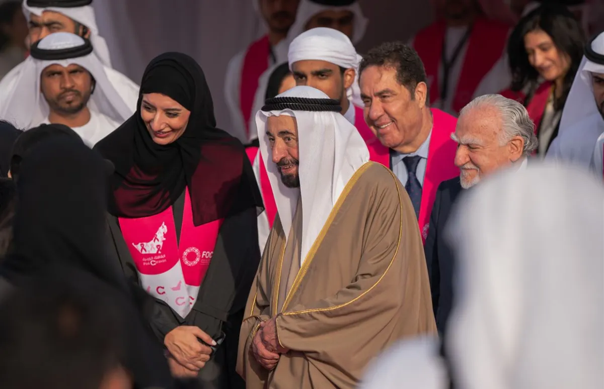 حاكم الشارقة يشهد انطلاق مسيرة القافلة الوردية. الصورة من مكتب الشارقة الإعلامي