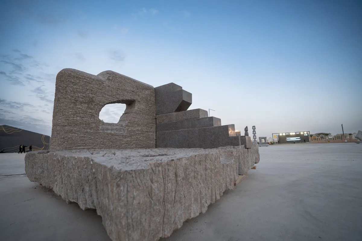 منحوتة عين الرياض بيد محمد الفارس، الصور من المركز الاعلامي لمعرض طويق للنحت 2023 في درة الرياض