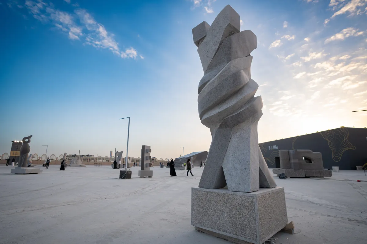 منحوتة نقاط مستمرة بيد طلال الطخيس، الصور من المركز الاعلامي لمعرض طويق للنحت 2023 