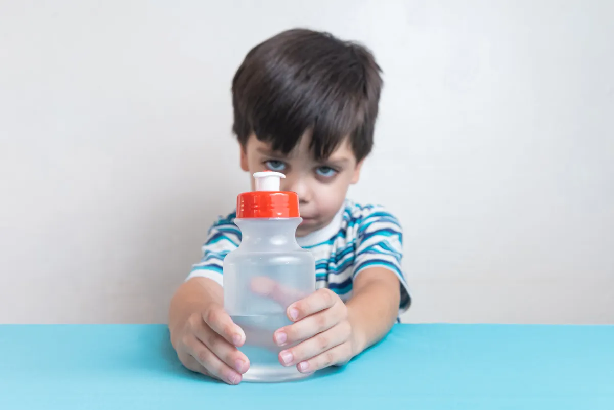 صورة لطفل مع زجاجة الماء