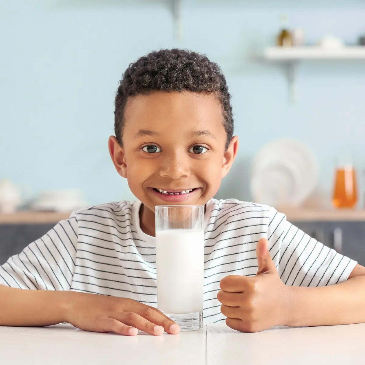 صورة لطفل يشرب اللبن