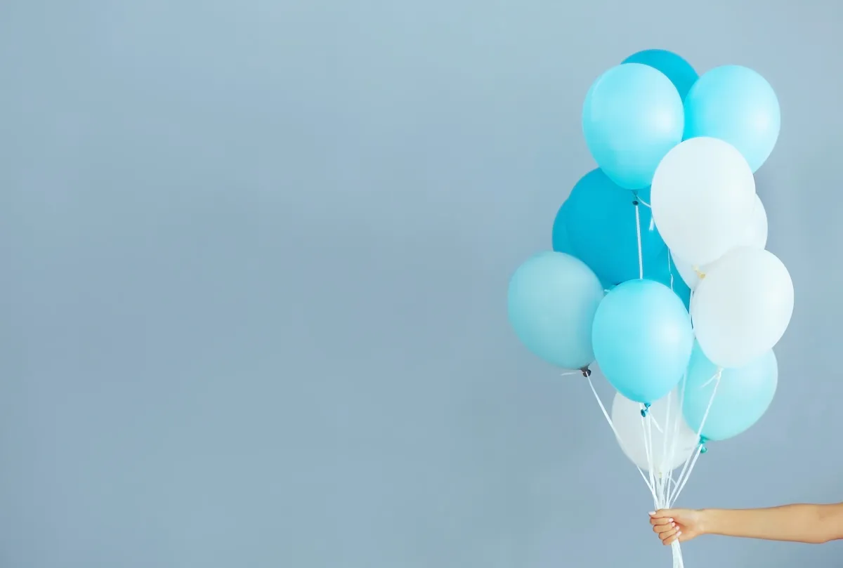 نفخ البالونات من دون غاز الهيليوم