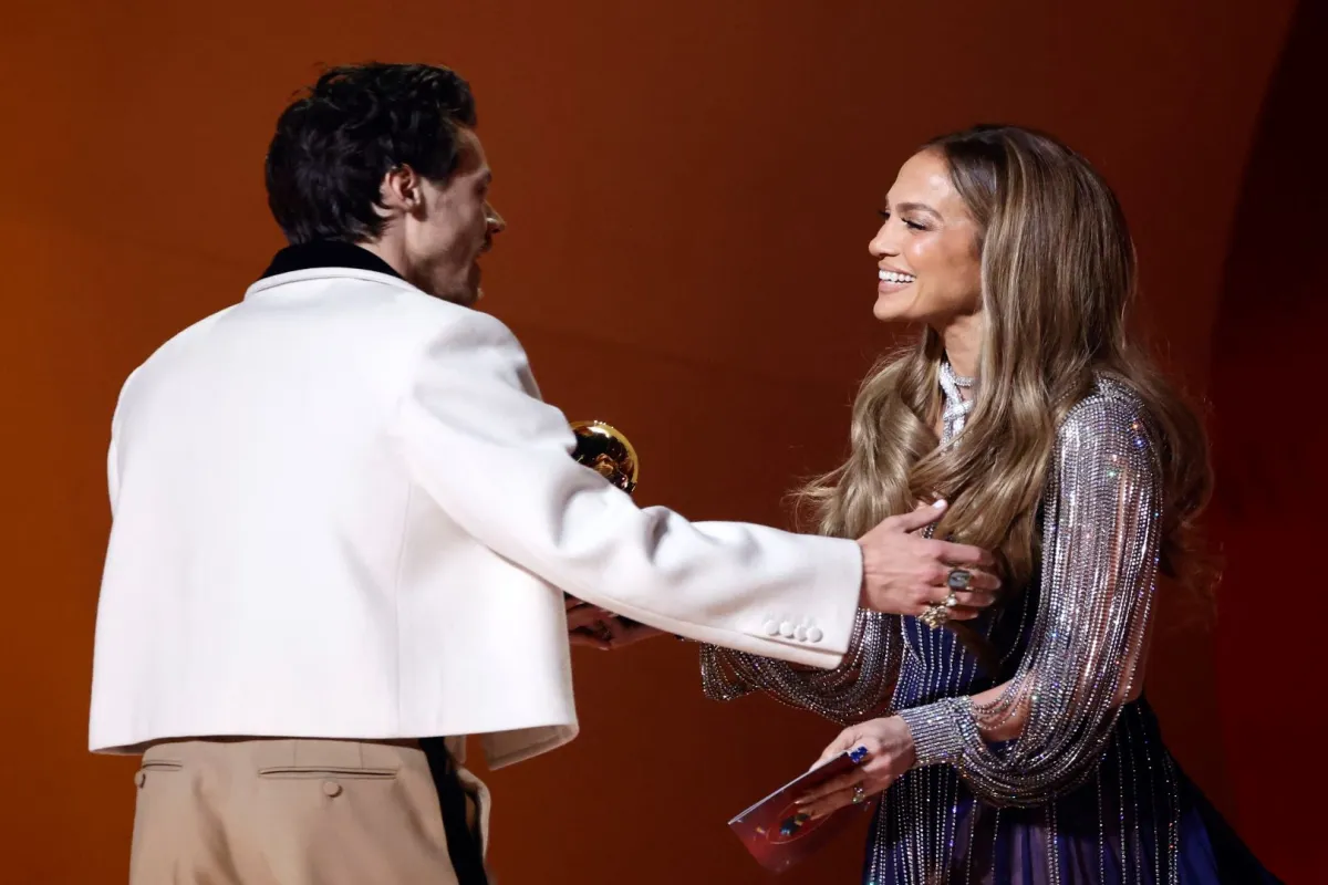 (L-R) Harry Styles and Jennifer Lopez during the 65th GRAMMY Awards at Crypto.com Arena on February 05, 2023 in Los Angeles, California. Frazer Harrison/Getty Images/AFP