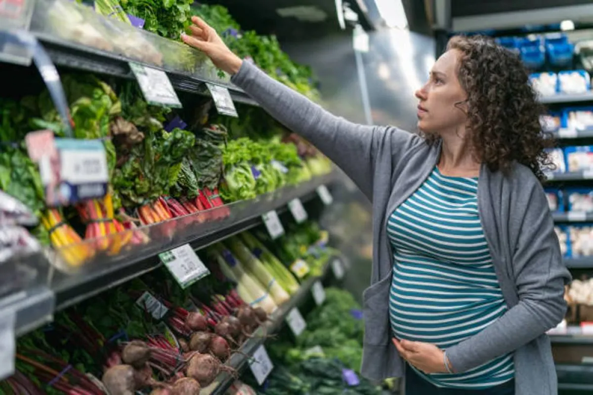 صورة تشير لاهتمام الحامل بتغذيتها