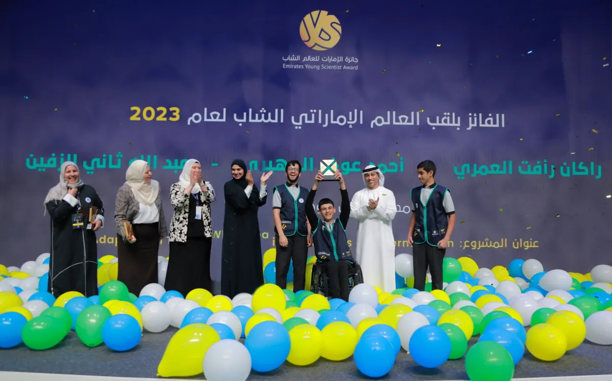 وزير التربية والتعليم يتوج الطلاب الفائزين بلقب "العالم الإماراتي الشاب". الصورة من "وام"
