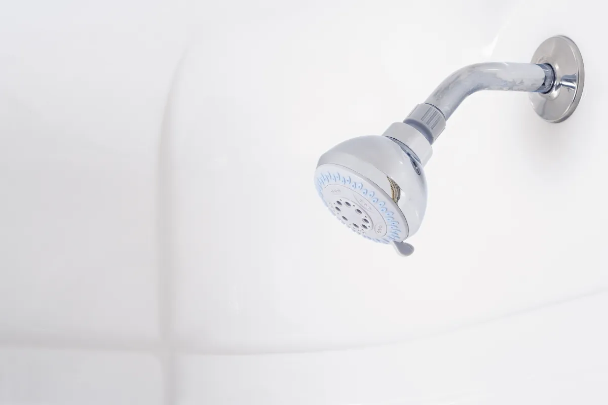 دليل التنظيف لرأس "الدش"، باستخدام مواد طبيعية، مثل: الخل 