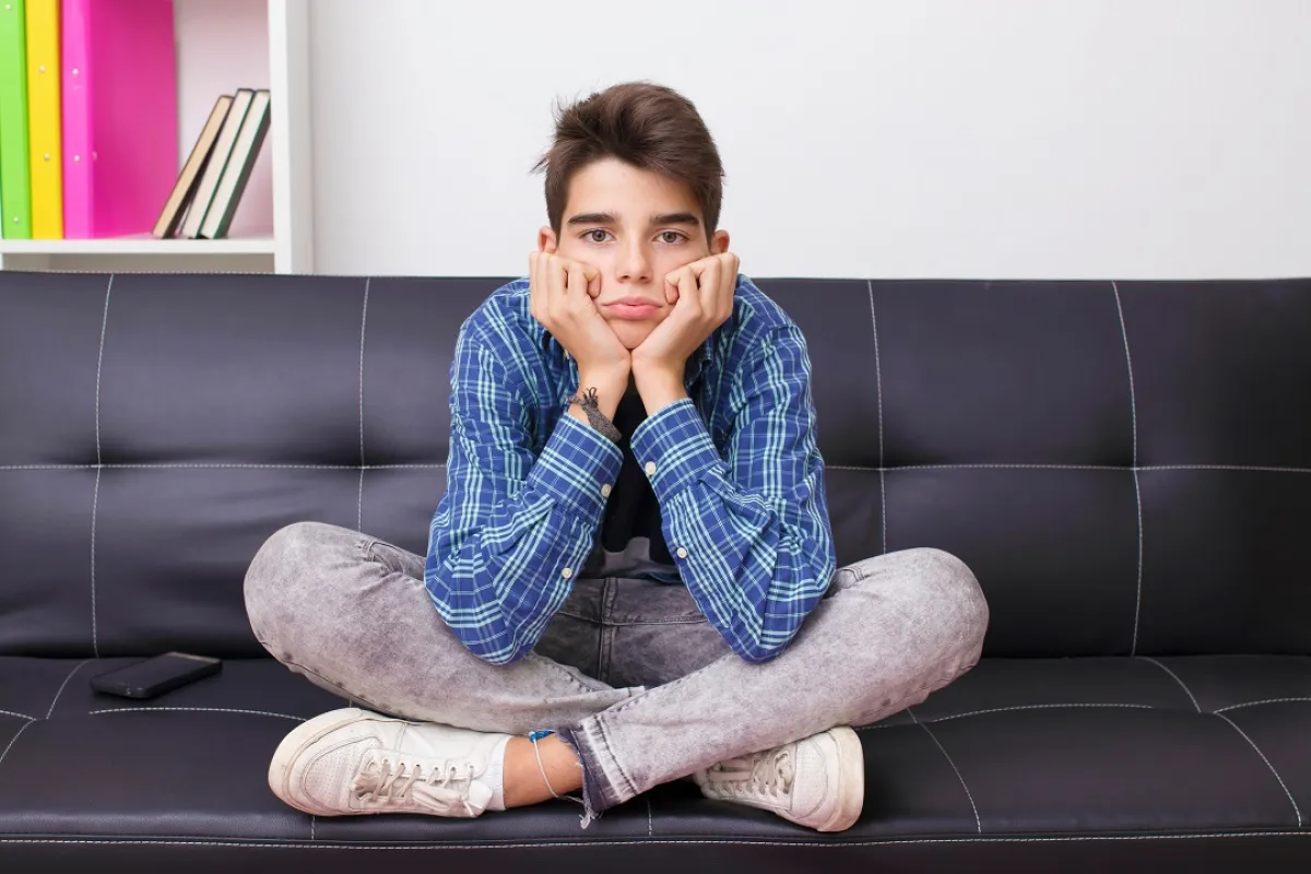 صورة لطفل يشعر بالفراغ والملل
