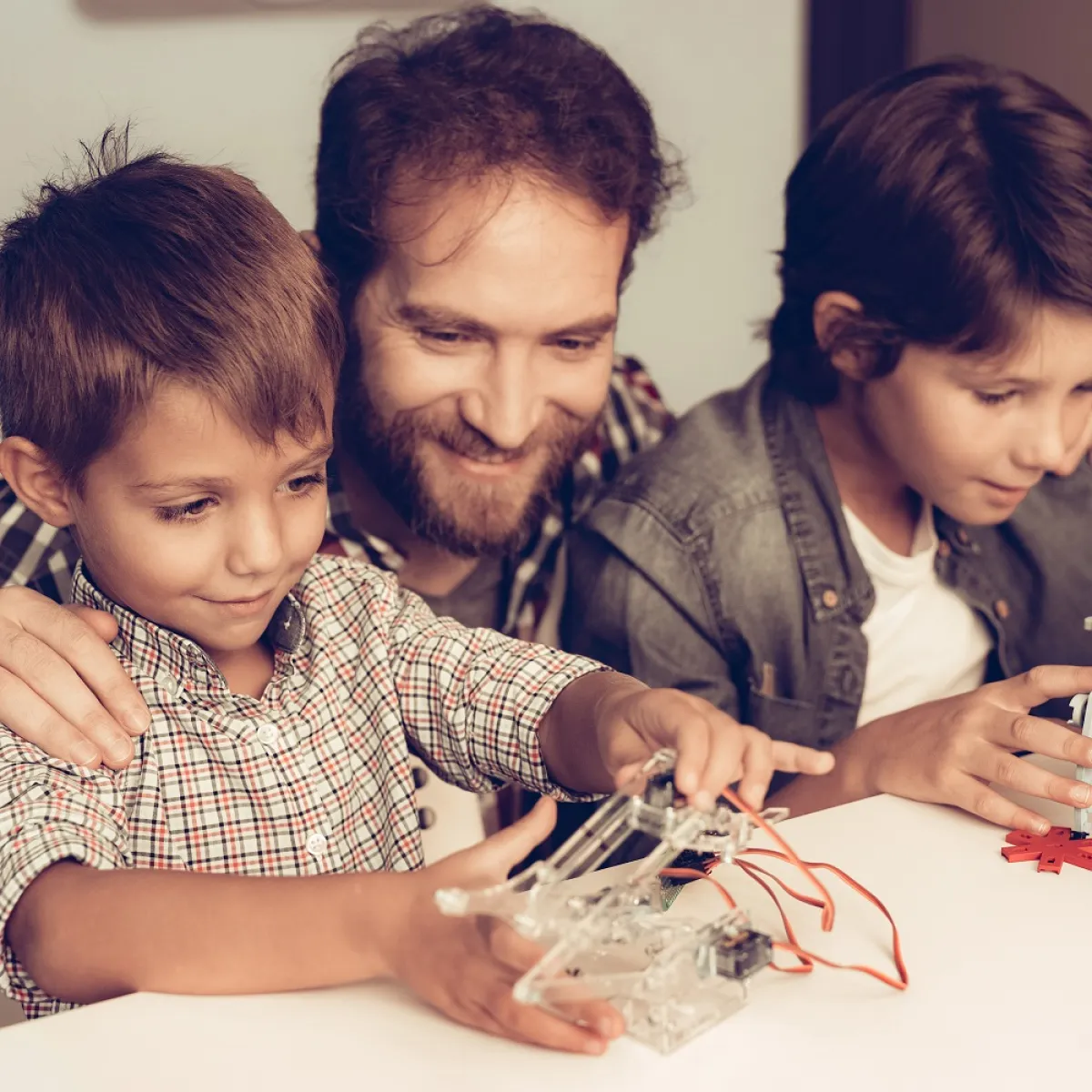 صوة تعبيرية عن الاهتمام بالطفل