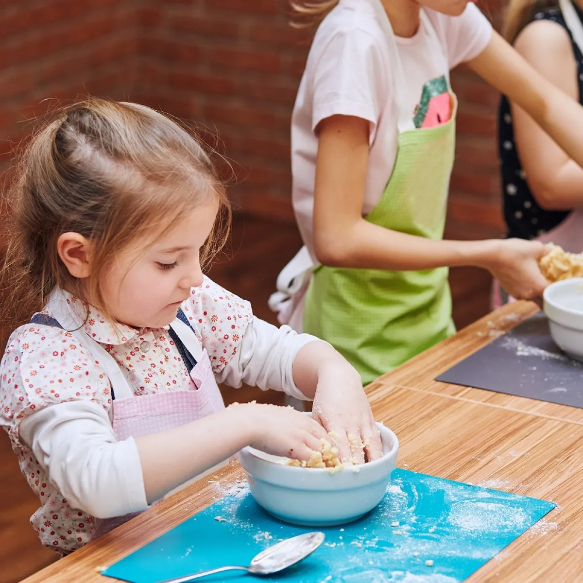 صورة لطفلة تعد فطيرة صغيرة