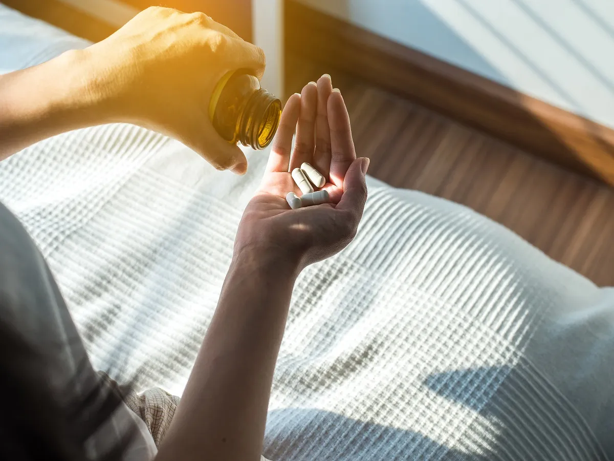 صورة لامرأة تتناول دواءً