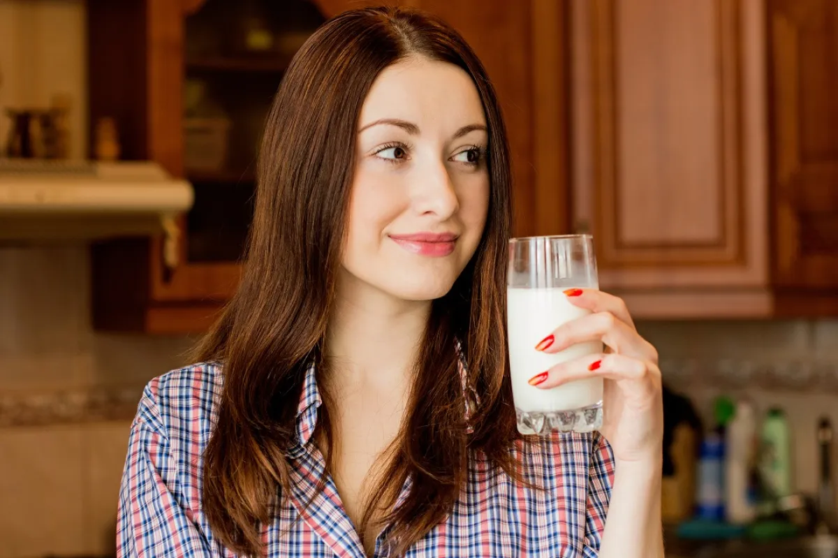 صورة لحامل وكوب من اللبن