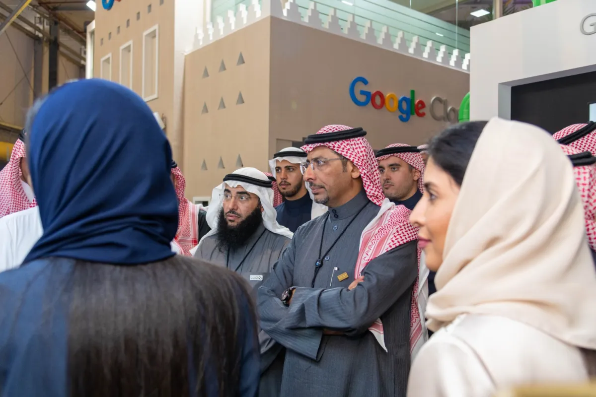 وزير الصناعة والثروة المعدنية بندر ابراهيم الخريف يجول على أجنحة المشاركين في المعرض